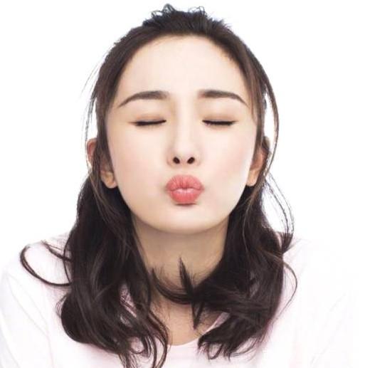 女星嘟嘴卖萌神表情!热巴搞怪,baby少女,却都被郑爽秒杀了!