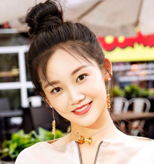 苗苗海边黑裤白衣照曝光,撞衫巩俐,网友:都没张国荣漂亮