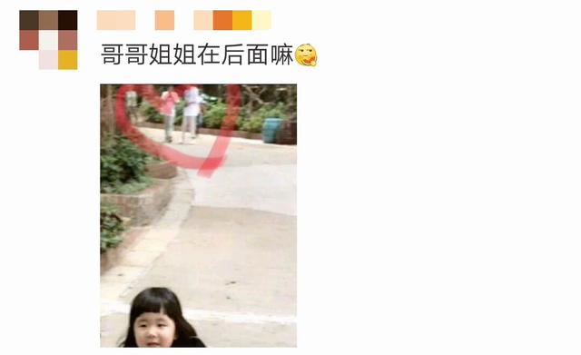 小亮仔坐天天妹妹婴儿车,还让妹妹推着走,网友笑问拿错剧本了?