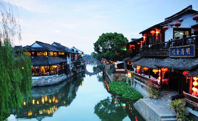 塘栖的古建筑颇具特色,深宅大院皆高筑封火墙,隐于弄内,引升出一条又