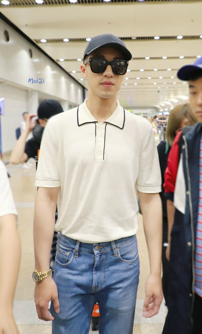 许魏洲穿polo衫搭配牛仔裤回国现身机场,图四吐舌卖萌好可爱
