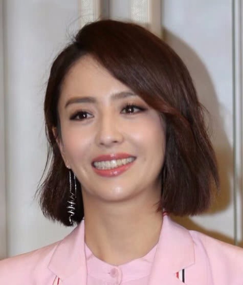 佟丽娅 粉色套装娇美又干练,找回自信笑容的丫丫笑容更加迷人!