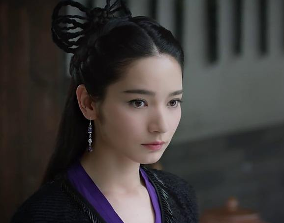 代斯,她在这部剧中饰演的是"胭脂"这个角色,她是出身高贵的翼族公主