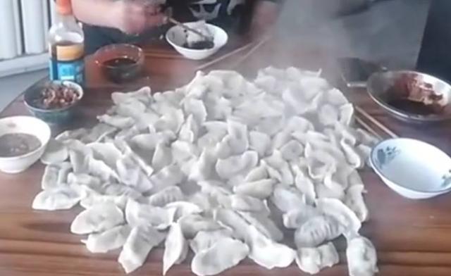230斤大姐对着一桌子饺子感谢10万遍密子君！坦言是她拯救了自己|饺子|子君|大姐_新浪新闻