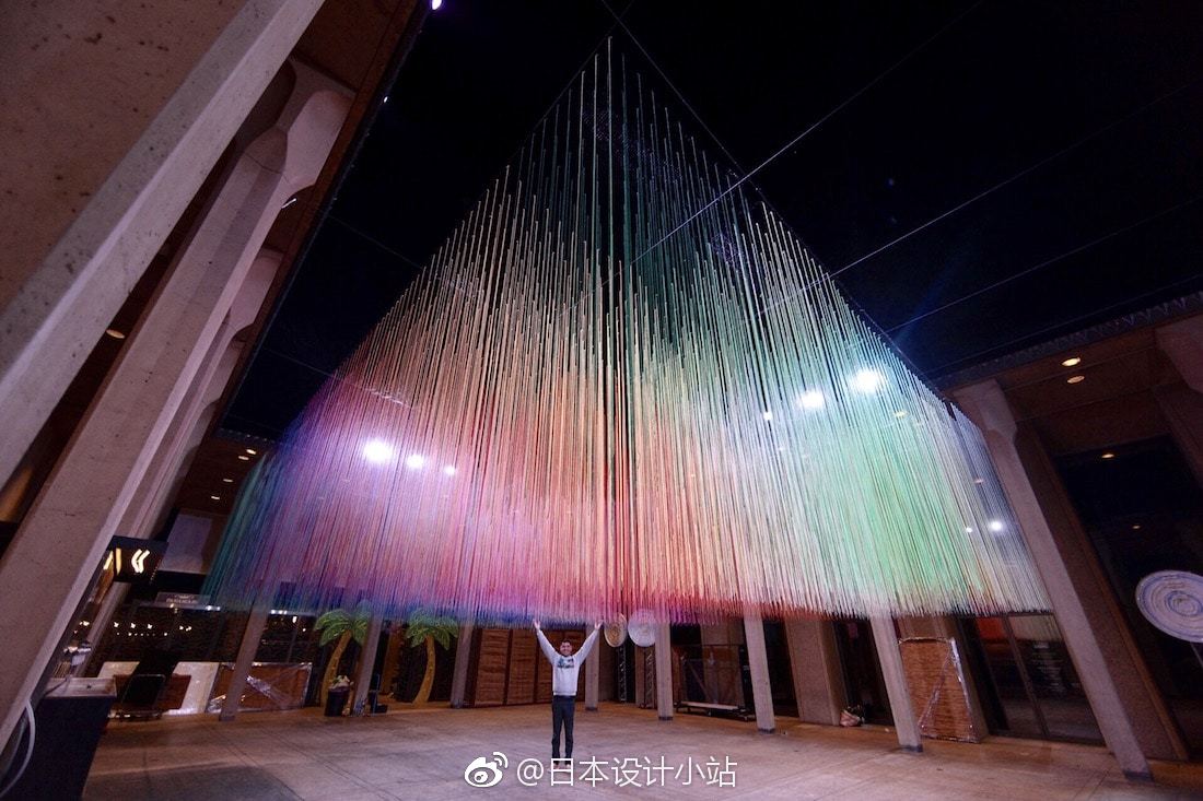 艺术家eric rieger利用纱线创作了许多丰富多彩的大型装置