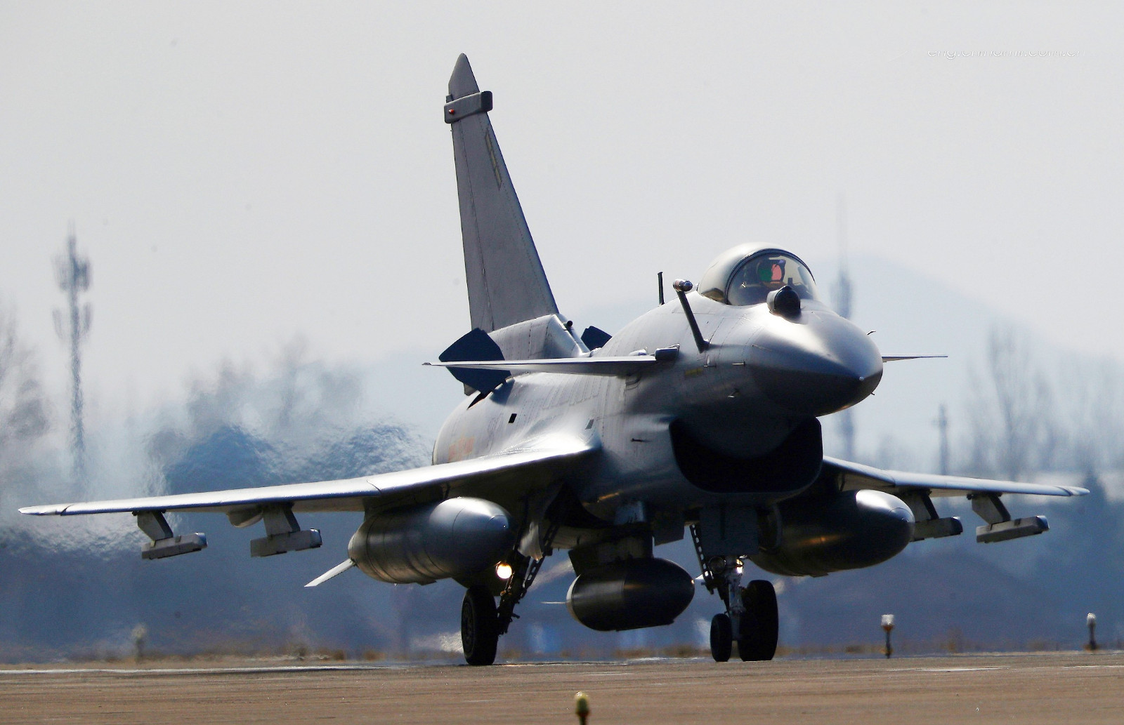 国产歼10型战斗机由保密到正式服役到出改进型不断发展壮大中