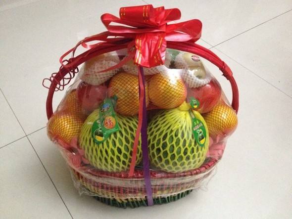 那天我准备好一个果篮就去李伟家了.