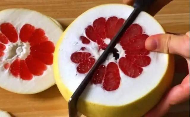 一名男子从大酒店里面学过来了一招切柚子的方法,但是当他切开想在家