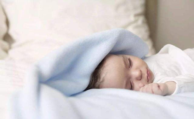 宝宝睡觉时,如果出现这三种现象,很可能是病了,宝妈要多多观察