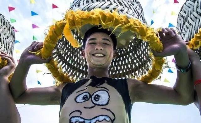 重庆忠县民间舞蹈"矮人舞"有点古怪有点搞笑 你喜欢么?