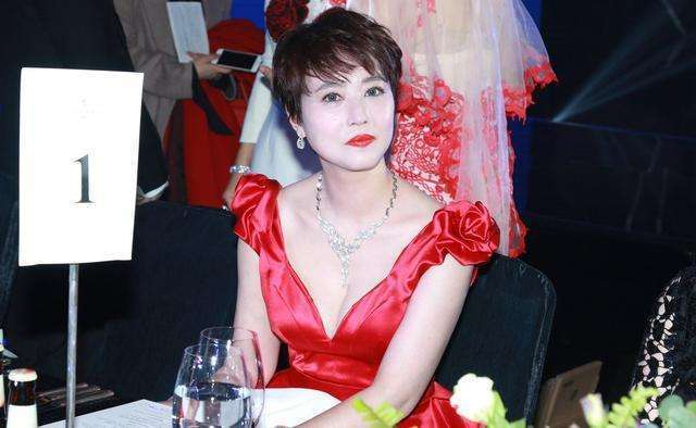 后来迪生集团执行董事伍士荣向海媚展开追求,但是就在那段时间周海媚