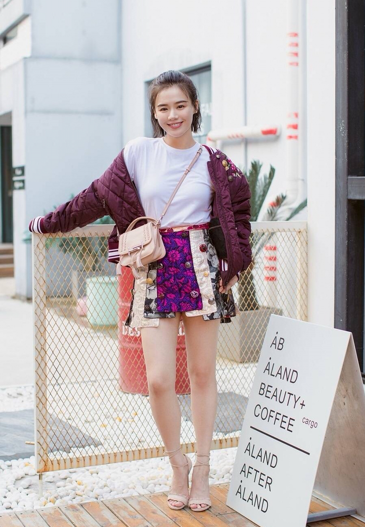 马思纯街拍一件白t衫轻松演绎新时尚,网友:这一次很美