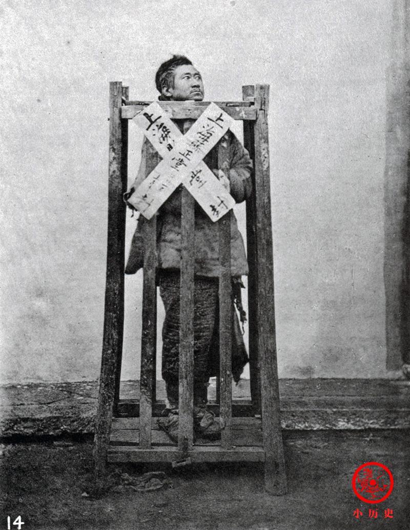 晚清珍贵影像: 坐8人的独轮车, 巨人与侏儒, 木笼里的囚犯