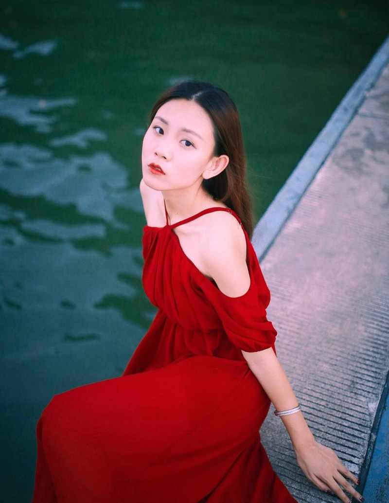 湖面上的红裙美女白嫩肌肤耀眼吸睛写真集 @微相册 @微博摄