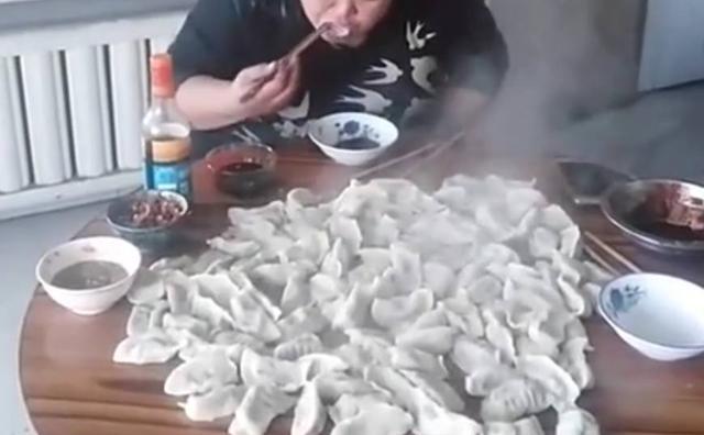 230斤大姐对着一桌子饺子感谢10万遍密子君！坦言是她拯救了自己