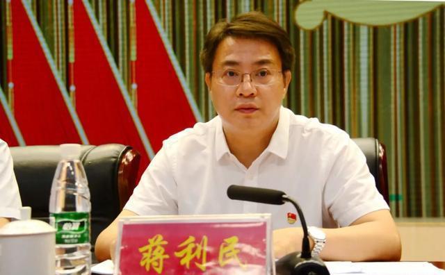区委副书记黄四清宣读《中共北湖区委办公室,北湖区人民政府办公室》