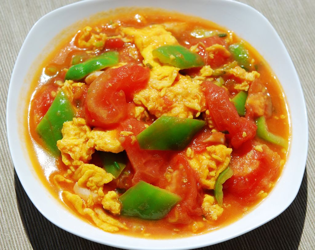 正文                     2,用炒鸡蛋剩下的余油爆香葱花,下入胡萝卜