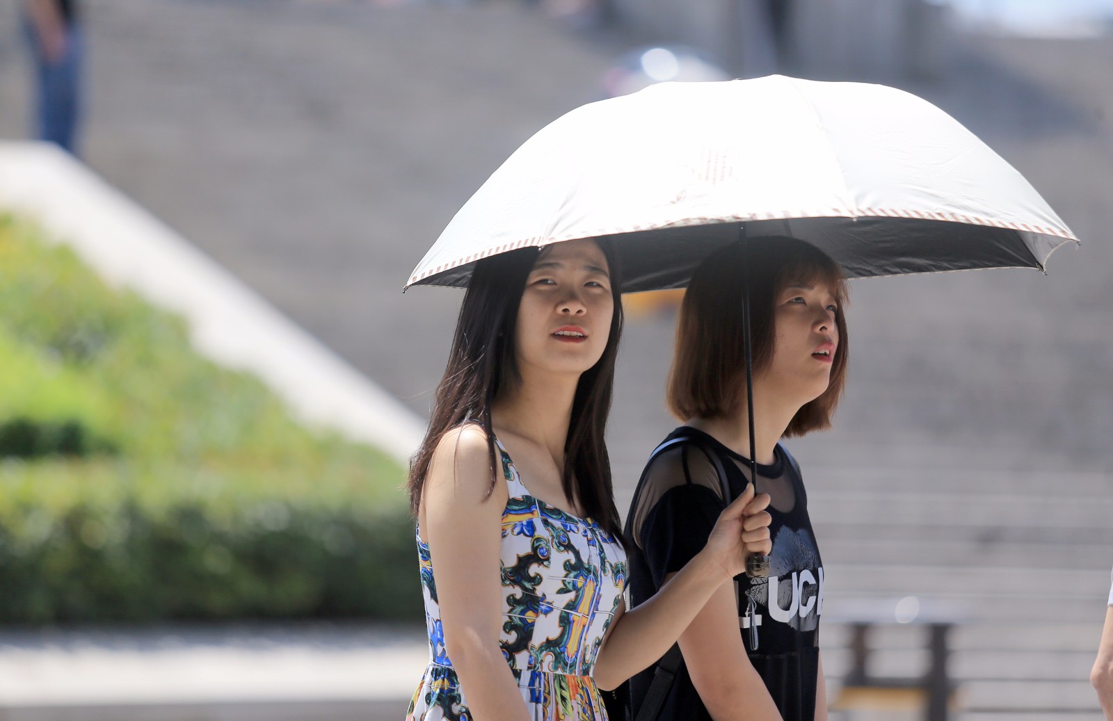 西安今日36度高温 美女清爽出行靓丽逼人