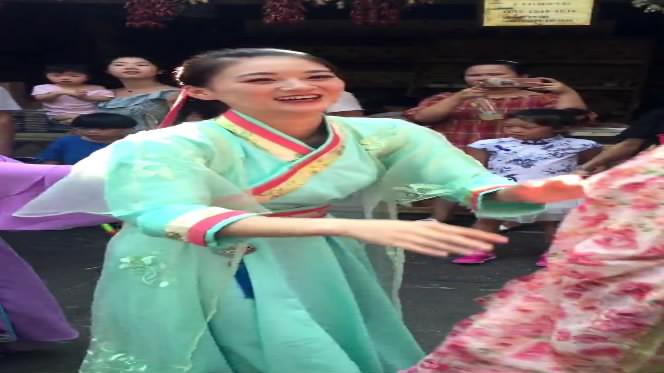 网红美女姐姐小青好可爱!杭州宋城街拍!