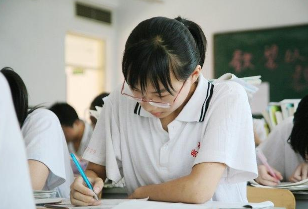 女子高考640分,家人正要庆祝,老师却说出学生