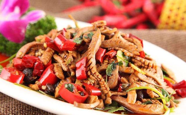 辣炒腰子3,锅内少许油,爆香葱姜,放入一大匙豆瓣酱炒匀,放入炸好的