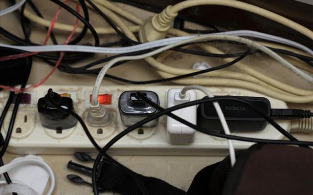 我家插排经常漏电冒火花,都怪我手贱!按了那个不起眼的红按钮