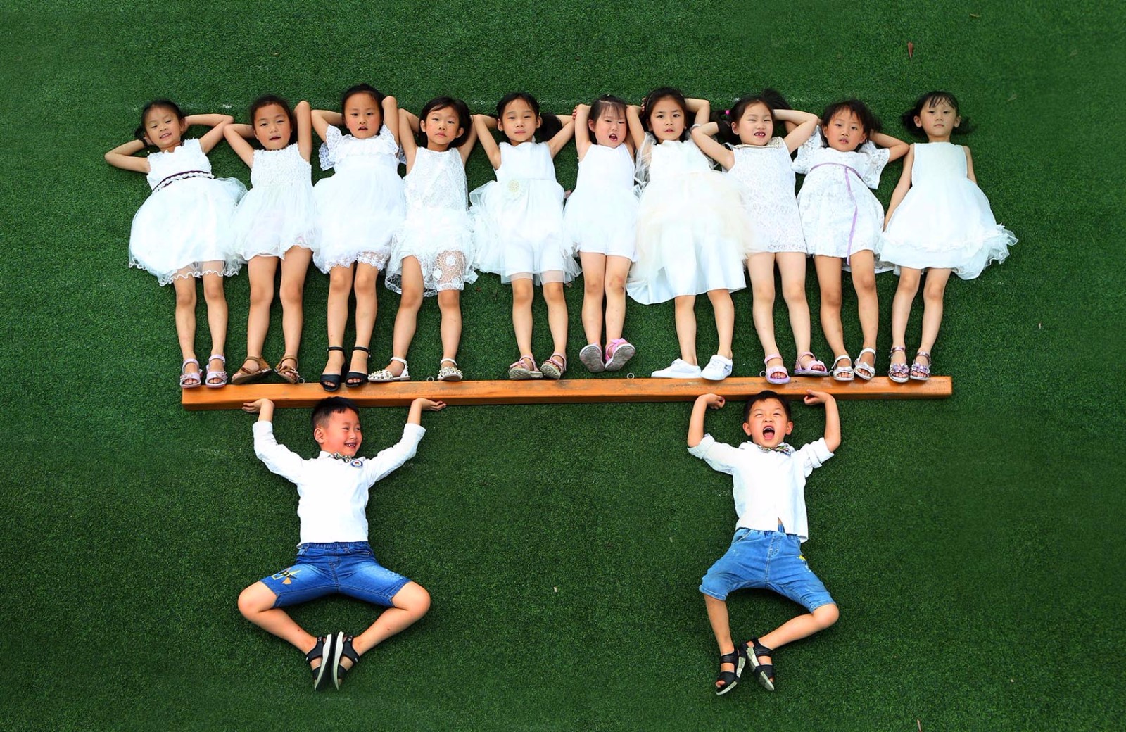 幼儿园最萌毕业照来袭 创意秒杀大学生