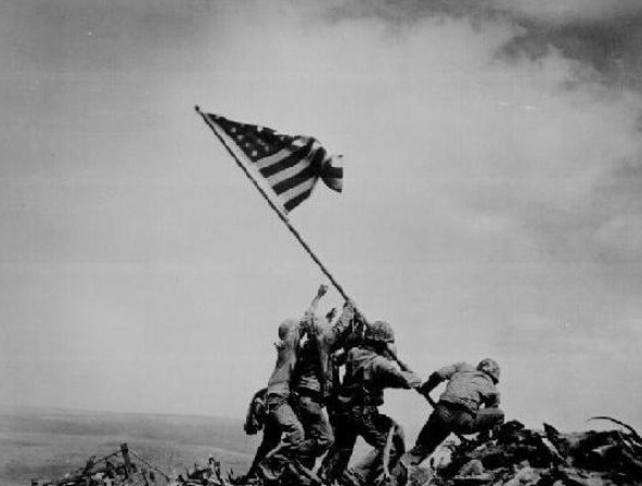 三张著名插旗照,图三最悲壮,棋手摇摇欲坠的身体用旗杆支撑