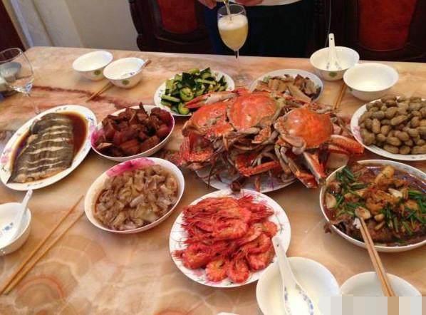 同事添子请吃饭,这一桌子菜真是有排面,大家觉得这桌菜怎么样