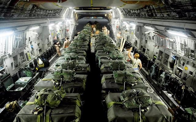 c-17机舱内部 众所周知,c-17在全球都享有运输之王的美誉,其超宽的