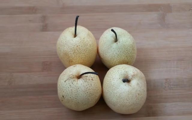 1.准备四个雪梨.