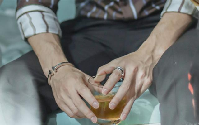 朱一龙黑白大片颜值高,"小胖手"有些出戏,网友:这回白宇赢了