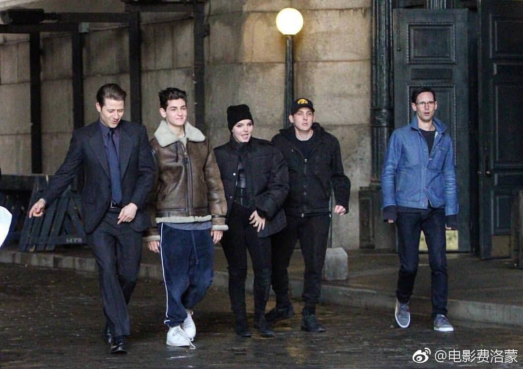 《哥谭》第五季最终季曝光全新片场照!韦恩少爷穿上了新战服!
