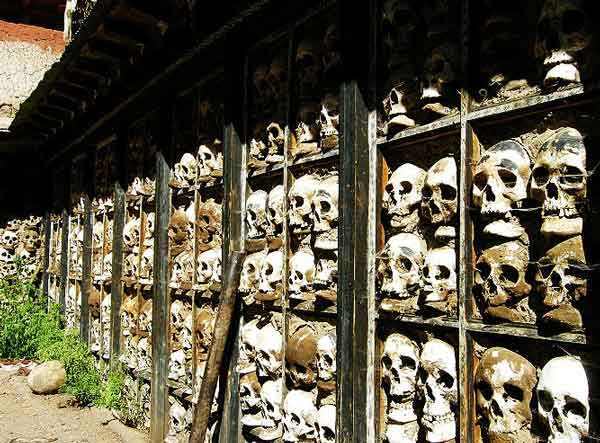 西藏有个隐秘神圣的骷髅墙胆小的没有一个敢进来