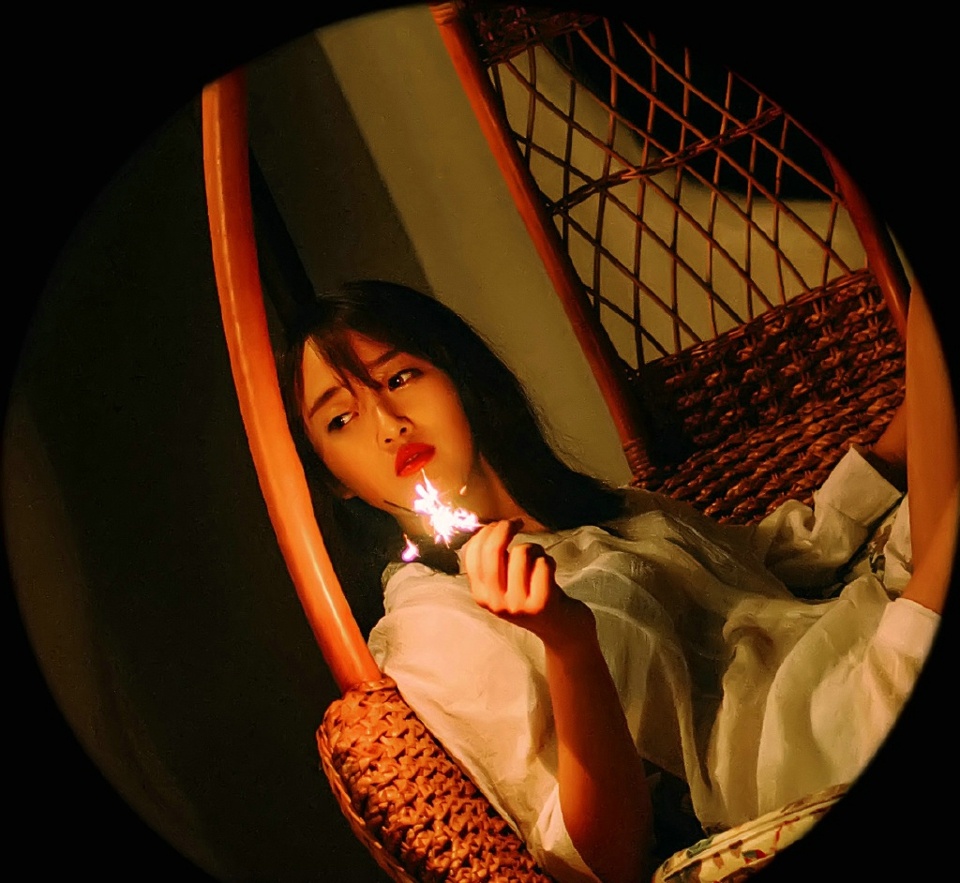 夜晚烟花姑娘安静孤单忧郁眼神写真集 @微相册 @微博摄影