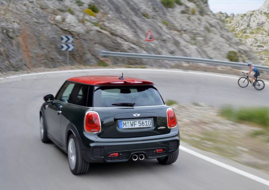 把四个轮子放在车身四个角的车,跑山路最快-新浪汽车