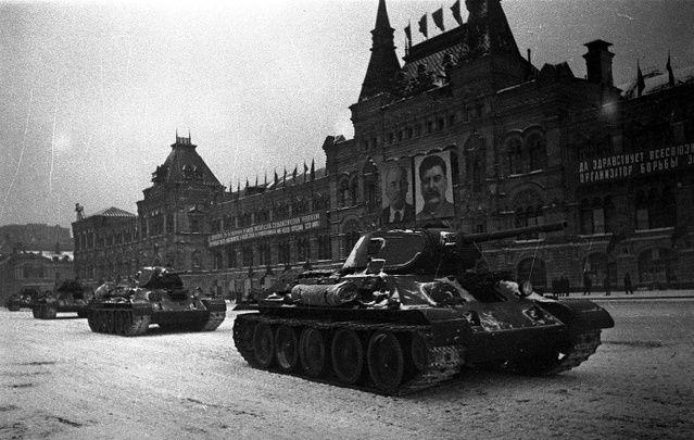 德军兵临城下,苏联用25分钟完成阅兵,阅兵完一举打败德军