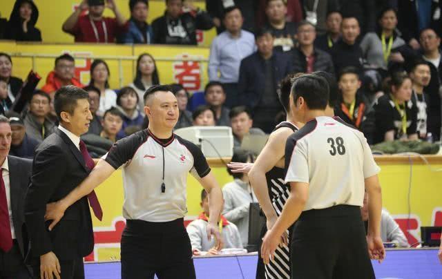 名哨闫军执法总决赛!再现争议判罚 数千辽宁球迷怒喊"黑哨!