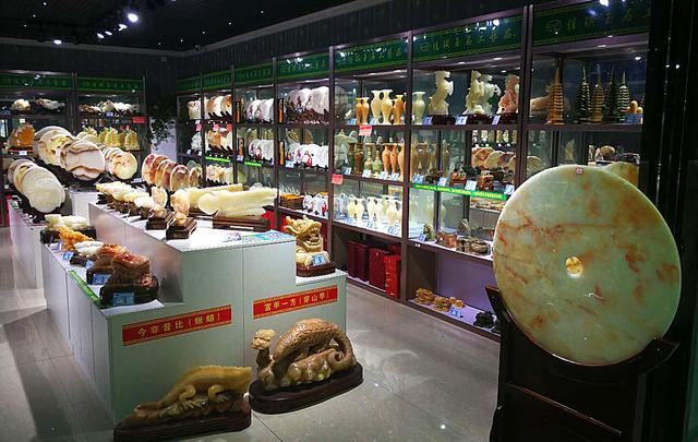 驻马店市天中花卉市场佳琪玉石工艺品所呈现给广大消费者正是云浮玉雕