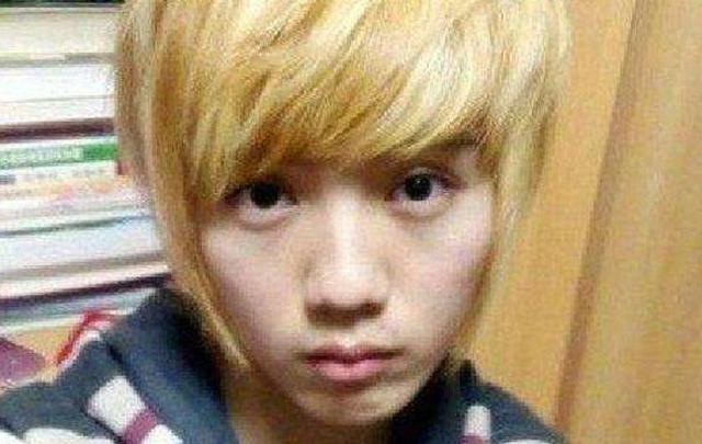 首先看一下吴亦凡的,吴亦凡给自己做了一个长发的杀马特造型.