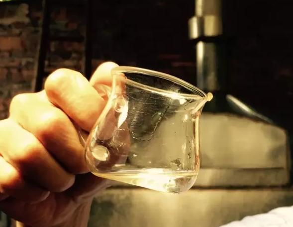 一看二闻三触摸,四品五兑六空杯鉴别纯粮白酒