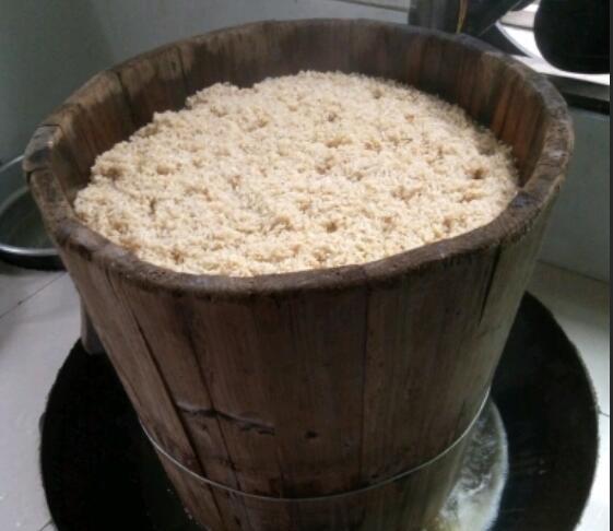 柴火甑子做出来的甜酒酿, 清甜适中, 水放的不多, 都会出水