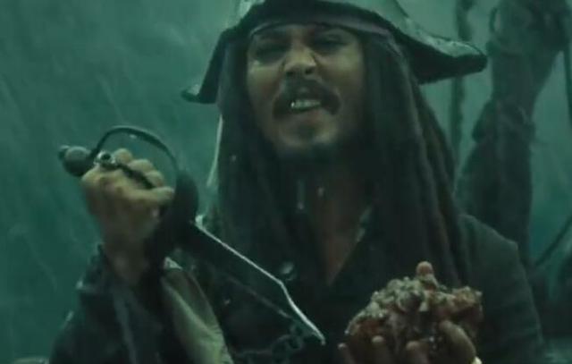 伊丽莎白的父亲之前说过,无论是谁刺中了戴维-琼斯的心脏,都必须替代