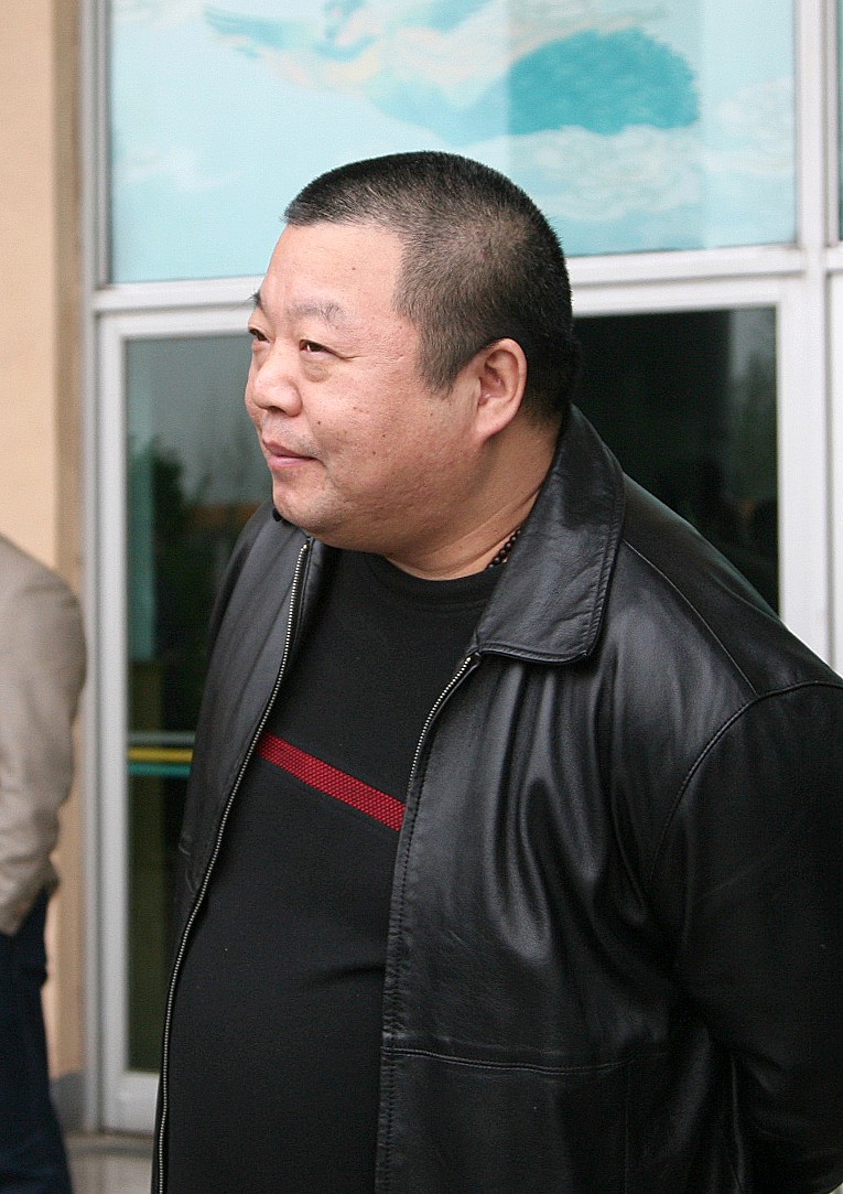 臧天朔十年前旧照曝光 参加朋友追悼会表情凝重