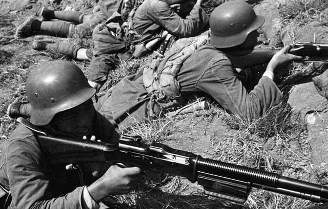 杨文瑔是名副其实的抗日名将,淞沪会战的时候,他就是国民党第六十一师