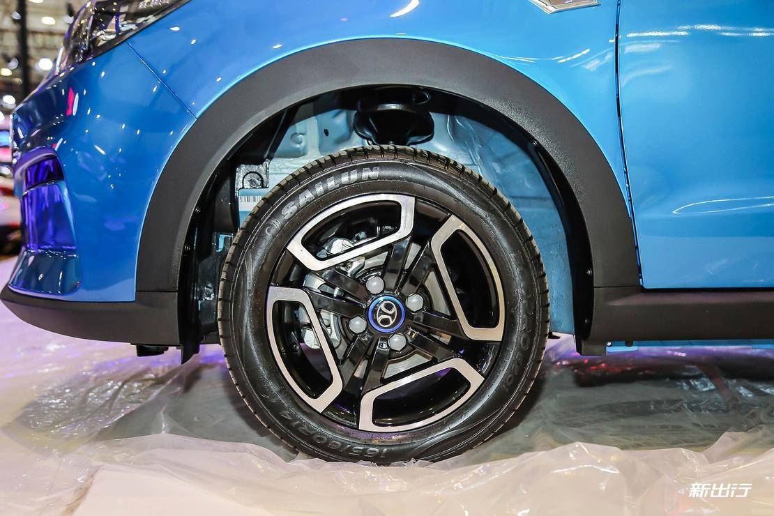 轮胎尺寸为 165/60 r14,四辐双色轮圈与车辆搭配恰到好处