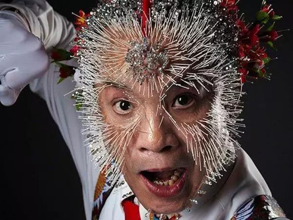 6,在脸上扎针最多的人,太吓人了,还是来自中国,密集恐惧症有点受不了