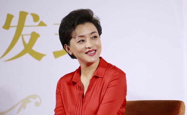 她曾是央视主持人,丈夫背景显赫但十分低调,今50岁很美!