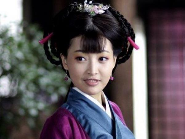 裴翠翠有才华温婉,但是也很残暴,幽默又可爱,受到了很多人的追捧.