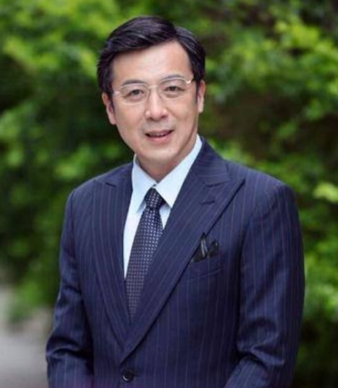 七月的爸爸则由实力派演员蔡纲扮演,早前曾在剧版《微微一笑很倾城》